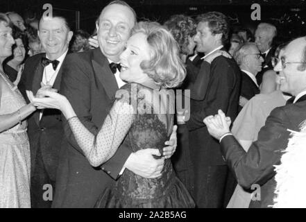 The annual Karl Valentin Order of the Munich carnival society Narrhalla was awarded to Hans-Dietrich Genscher in 1982. Photo of Genscher dancing with a female guest at the celebrations after the awarding. Stock Photo