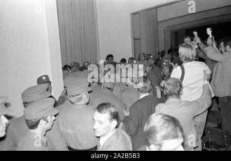 Members of the Ausserparlamentarische Opposition (extra-parliamentary opposition APO) gained access to an election campaign of the CSU with forged tickets in the Bayernhalle in Munich. Photo of a large number of police officers who remove APO members from the hall after riots. Stock Photo