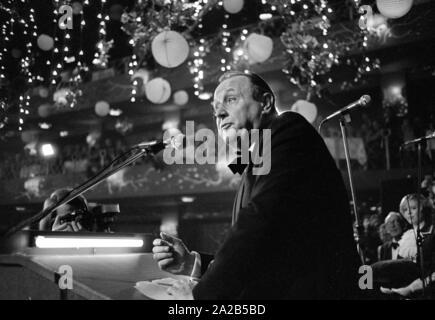 The annual Karl Valentin Order of the Munich carnival society Narrhalla was awarded to Hans-Dietrich Genscher in 1982. Photo of Genscher during his speech on the occasion of the awarding of the order. Stock Photo