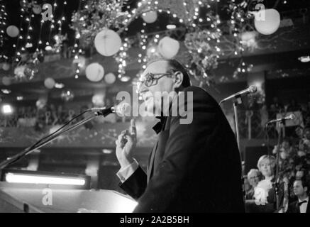 The annual Karl Valentin Order of the Munich carnival society Narrhalla was awarded to Hans-Dietrich Genscher in 1982. Photo of Genscher during his speech on the occasion of the awarding of the order. Stock Photo