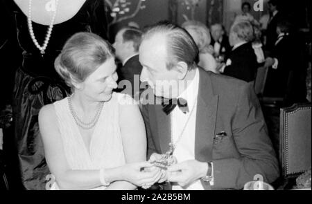 The annual Karl Valentin Order of the Munich carnival society Narrhalla was awarded to Hans-Dietrich Genscher in 1982. Photo of Genscher at the celebrations after the awarding. Next to him, his wife Barbara. Stock Photo