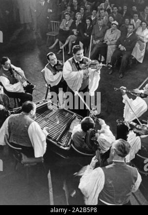 A group of musicians plays Hungarian folk music. Here probably a scene from the operetta 'Der Zigeunerprimas' (undated photo). Stock Photo