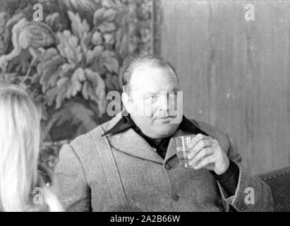 Dan Blocker, who plays the role of Hoss Cartwright in the television series Bonanza, holding a glass of water. Stock Photo