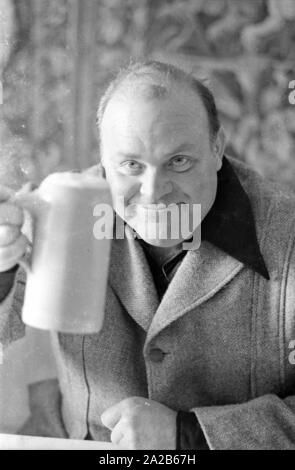 Dan Blocker, who plays the role of Hoss Cartwright in the television series Bonanza, raises his mug to the photographer. Stock Photo