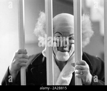 The Spanish clown Charlie Rivel performs at the Landsberg Prison on 03.03.1971. Stock Photo