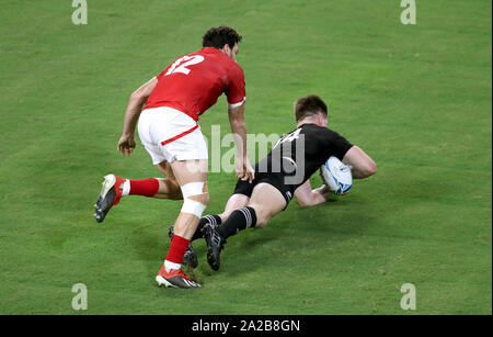 New Zealand's Jordie Barrett scores his side's second try during the 2019 Rugby World Cup match at Oita Stadium, Japan. Stock Photo