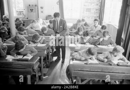 School class during class in the village Zastler in the Black Forest. The photo was taken as part of a report on the village of Zastler, which was referred to as a 'state colony' and led to discussions at the beginning of 1960. The background to the name is the fact that the majority of farms belonged to the state or the State Forestry Administration. Stock Photo