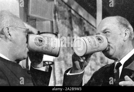 The actors Beppo Brehm (r.) and Karl Gerhart Froebe (l.) at the ...