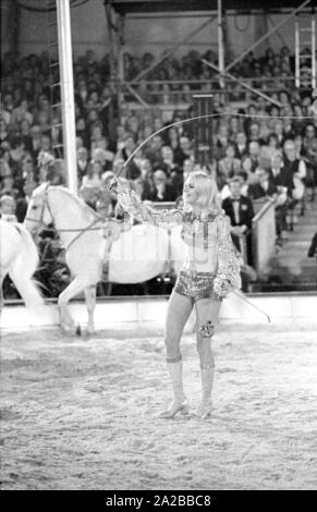 The American singer Peggy March performs with white horses on the TV show 'Stars in der Manege' in 1971. Stock Photo