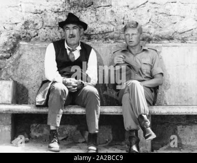 The actors Anthony Quinn (l.) as wine merchant Italo Bombini and Hardy Krüger as Captain von Prum during the filming of the feature film 'The Secret of Santa Vittoria' in Anticoli Corrado (Director: Stanley Kramer). Copyright Notice: Max Scheler / SZ Photo. Stock Photo
