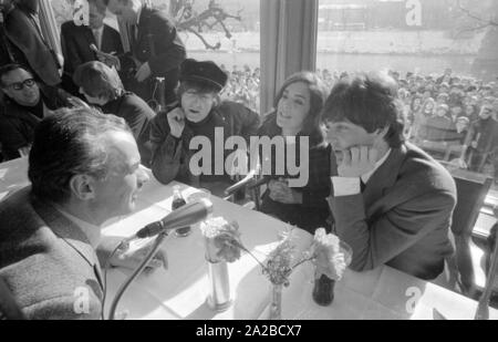 Press conference of the British band 'The Beatles' in the 'Österreichischer Hof' in Salzburg on the occasion of the shooting of the film 'Help'. In the picture, from left: George Harrison (averted), John Lennon, actress Eleanor Bron and Paul McCartney. Stock Photo