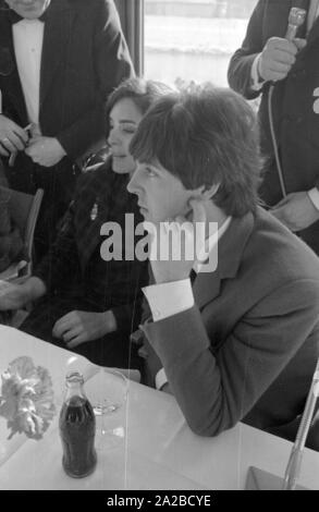 Press conference of the British band 'The Beatles' in the 'Österreichischer Hof' in Salzburg on the occasion of the shooting of the film 'Help'. In the picture, from left: actress Eleanor Bron and Paul McCartney. Stock Photo
