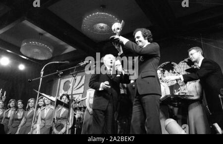 Federal President Walter Scheel (left) and footballer Franz Beckenbauer (r.) at the banquet in the Hilton Hotel in Munich. Scheel presents Beckenbauer the Fairness Cup on behalf of the team. Stock Photo