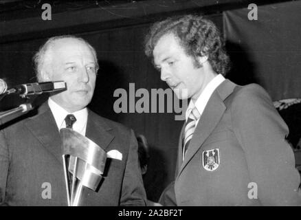 Federal President Walter Scheel (left) and footballer Franz Beckenbauer (r.) at the banquet in the Hilton Hotel in Munich. Scheel presents Beckenbauer the Fairness Cup on behalf of the team. Stock Photo