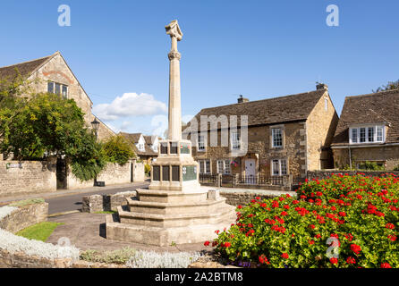 Historic Cotswold stone buildings and war memorial in Canon Square, Melksham, Wiltshire, England, UK Stock Photo