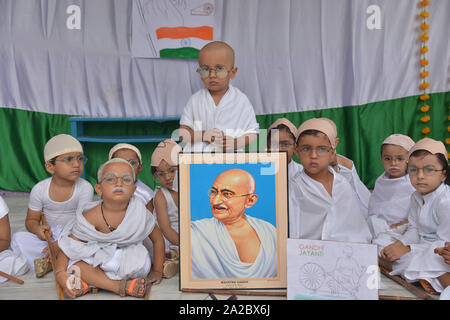 Ajmer, India. 02nd Oct, 2019. Children dressed up as Mahatma Gandhi for ...