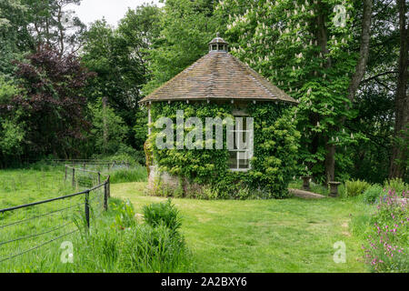 Old stone built Summer House, covered with foliage, Norbury, Derbyshire, UK; on a trail from Norbury Manor to the river. Stock Photo