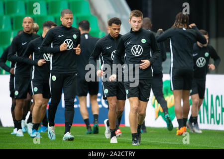 02 October 2019, France (France), St. Etienne: Soccer: Europa League, Before the group match AS St. Etienne - VfL Wolfsburg, Group stage, Group I, 2nd matchday. Players from VfL Wolfsburg run at the final training in the Stade Geoffroy-Guichard. Photo: Swen Pförtner/dpa Stock Photo