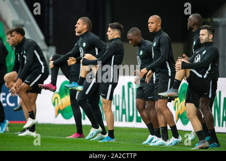 02 October 2019, France (France), St. Etienne: Soccer: Europa League, Before the group match AS St. Etienne - VfL Wolfsburg, Group stage, Group I, 2nd matchday. Players from VfL Wolfsburg are standing at the final training in the Stade Geoffroy-Guichard. Photo: Swen Pförtner/dpa Stock Photo