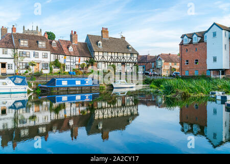 TEWKESBURY, UK - SEPTEMBER 21 2019: Boats moored on River Avon, Abbey Mill and residential buildings with reflections in the water in  Tewkesbury Stock Photo