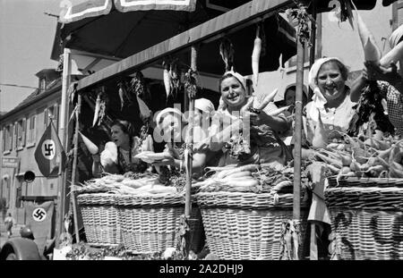 Lokale Rettichprduzenten im Festzug zum Rettichfest in Schifferstadt, Deutschland 1930er Jahre. Local radish producers at the pageant of the annual radish fair at Schifferstadt, Germany 1930s. Stock Photo