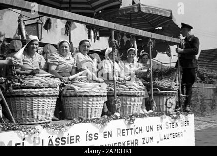 Lokale Rettichprduzenten im Festzug zum Rettichfest in Schifferstadt, Deutschland 1930er Jahre. Local radish producers at the pageant of the annual radish fair at Schifferstadt, Germany 1930s. Stock Photo