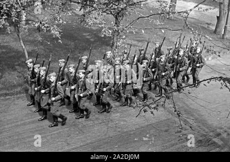 Rekruten der Flieger Ausbildungsstelle Schönwalde beim Formaldienst, Deutschland 1930er Jahre. Recruits exercising, Germany 1930s. Stock Photo