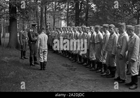 Rekruten der Flieger Ausbildungsstelle Schönwalde sind angetreten, Deutschland 1930er Jahre. Recruits formed up, Germany 1930s. Stock Photo