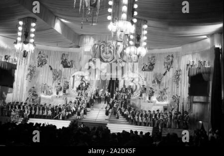 Die Proklamation des Prinzenpaares der Fastnacht in Mainz im Jahre 1938 in der Stadthalle, zum hundertjährigen Jubiläum des Mainzer Carneval Verein (MCV). Proclamation of the Highnesses of carnival in Mainz 1938, on the occasion of the 100th anniversary of the leading local carnival association. Stock Photo