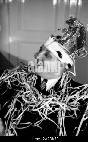 Der Prinz der Fastnacht in Mainz, Martin Ohaus im Jahre 1938 bei einem Glas Sekt auf einem Abendempfang, zum hundertjährigen Jubiläum des Mainzer Carneval Verein (MCV). The prince of carnival in Mainz 1938, on the occasion of the 100th anniversary of the leading local carnival association. Stock Photo