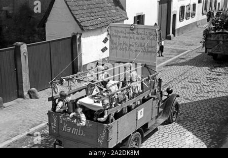 Lokale Rettichprduzenten, wie hier die Großhandelsstelle Kamb, im Festzug zum Rettichfest in Schifferstadt, Deutschland 1930er Jahre. Local radish producers at the pageant of the annual radish fair at Schifferstadt, Germany 1930s. Stock Photo