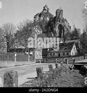 Blick in die Ortschaft Tüchersfeld in der Fränkischen Schweiz, Deutschland 1930er Jahre. View to the village Tuechersfeld at Franconian Switzerland, Germany 1930s. Stock Photo