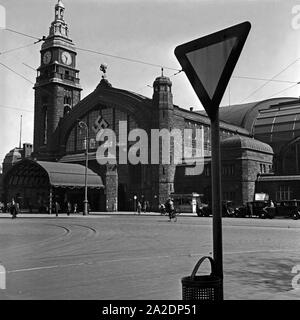 Der Hauptbahnhof in Hamburg mit einem Vorfahrt gewähren Schild davor, Deutschland 1930er Jahre. Hamburg main station, Germany 1930s. Stock Photo