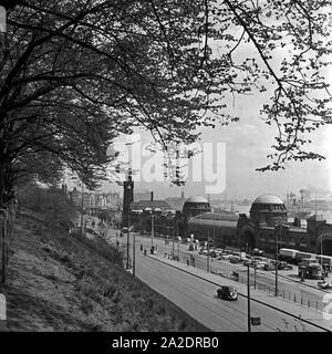 Die Landungsbrücken in St. Pauli in Hamburg, Deutschland 1930er Jahre. St. Pauli landing bridges at Hamburg, Germany 1930s. Stock Photo
