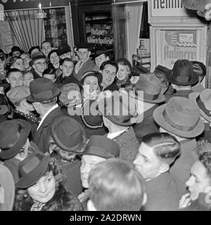 Am Tag der nationalen Solidarität sammeln Parteifunktionäre und Künstler, wie hier Lida Baarova, die Geliebte von Joseph Goebbels, Geldspenden für das Winterhelfswerk, Deutschland 1930er Jahre. On the Day of national solidarity nazi officials and artists collecting donations for the Winterhilfswerk organization, Germany 1930s. Stock Photo