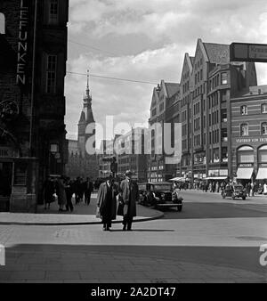 Die Mönckebergstraße mit Blick auf das Rathaus in Hamburg, Deutschland 1930er Jahre. The Moenckebergstrasse with view tio the city hall of Hamburg, Germany 1930s. Stock Photo