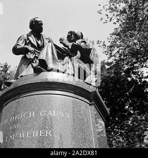 Das Gauss Weber Denkmal in der Innenstadt von Göttingen, Deutschland 1930er Jahre. The monument for Gauss and Weber at the city of Goettingen, Germany 1930s. Stock Photo