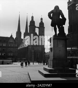 Die Marienkirche und das Händel Denkmal in Halle an der Saale, Deutschland 1930er Jahre. St. Mary's church and Haendel monument at Halle at river Saale, Germany 1930s. Stock Photo