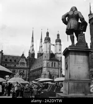 Markttag vor dem Händel Denkmal und der Marktkirche in Halle an der Saale, Deutschland 1930er Jahre. Market in front of the Haendel monument and the St. Mary's church at the city of Halle, Germany 1930s. Stock Photo