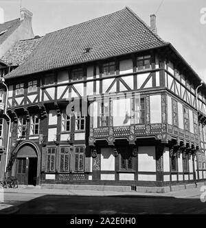 Das Junkerhaus in Göttingen, Deutschland 1930er Jahre.  A timbered house at the old city of Goettingen, Germany 1930s. Stock Photo