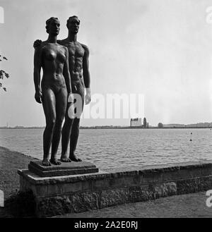 Die Skulptur 'Paar' des Bildhauers Georg Kolbe in Hannover, Deutschland 1930er Jahre. The sculpture 'couple' of artist Georg Kolbe at Hanover, Germany 1930s. Stock Photo