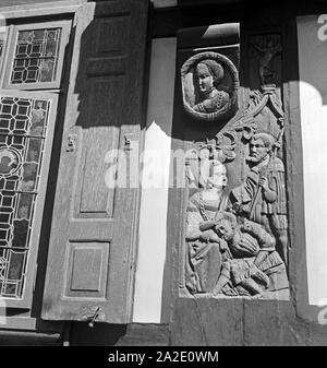 Relief an der Außenwand vom Junkerhaus in Göttingen, Deutschland 1930er Jahre.  relief at an outer wall of a timbered house at the old city of Goettingen, Germany 1930s. Stock Photo