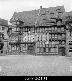Eine Gruppe von Fachwerkhäusern in der Altstadt von Braunschweig, Deutschland 1930er Jahre. A group of timbered houses at the old city of Braunschweig, Germany 1930s. Stock Photo