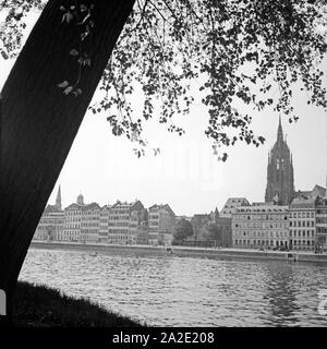 Stadtansicht mit dem Kaiserdom St. Bartholomäus und dem Mainufer in Frankfurt, Deutschland 1930er Jahre. City view of Frankfurt with cathedral and river Main, Germany 1930s. Stock Photo