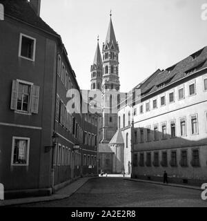 Blick auf die Ostfassade des Domes zu Würzburg, Deutschland 1930er Jahre. View to the Eastern belfries of Wuerzburg cathedral, Germany 1930s. Stock Photo