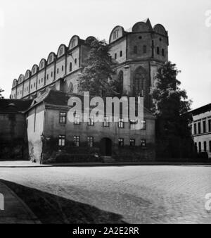 Der Dom in der Altstadt von Halle an der Saale, Deutschland 1930er Jahre. The cathedral at the old city of Halle, Germany 1930s. Stock Photo