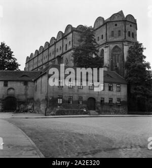 Der Dom in der Altstadt von Halle an der Saale, Deutschland 1930er Jahre. The cathedral at the old city of Halle, Germany 1930s. Stock Photo