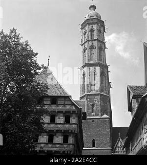 Blick auf den Glockenturm der St. Andreaskirche in Braunschweig, Deutschland 1930er Jahre. View to the belfry of St. Andrew's church at Braunschweig, Germany 1930s. Stock Photo