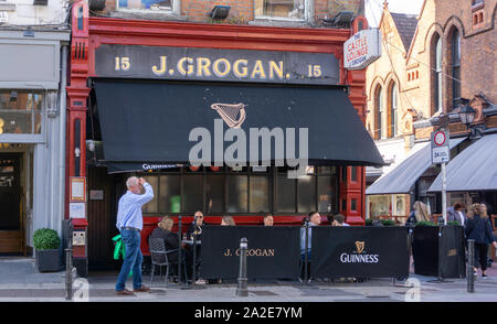 Grogan’s Castle Lounge, Sth William Street once a well-known haunt of a literary and artistic set it is one of Dublin's most popular pubs. Stock Photo