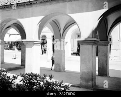 Die Arkaden in Allenstein, Ostpreußen 1930er Jahre. Arcades at Allenstein, East Prussia, 1930s. Stock Photo